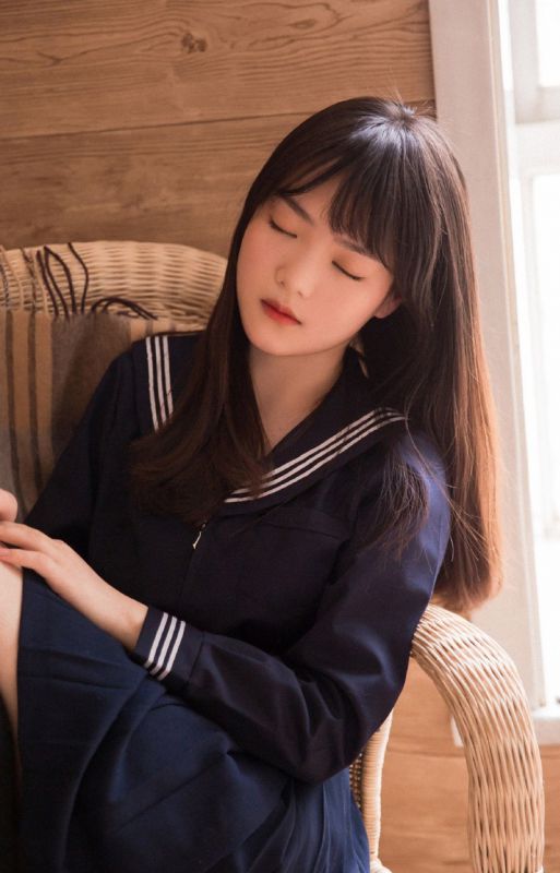 90后校园美女清纯水手制服丝袜美腿养眼写真图片