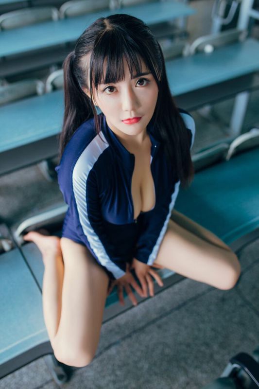 大胸校服美女