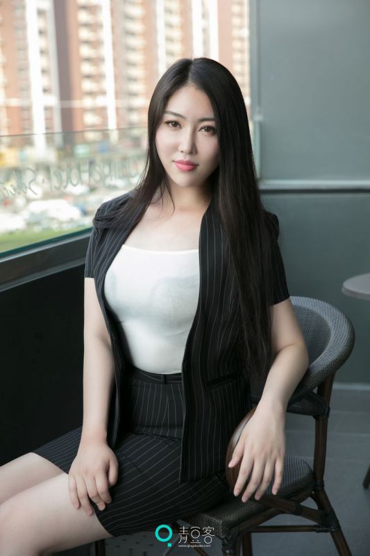 美女模特馨露黑丝制服写真美臀诱人