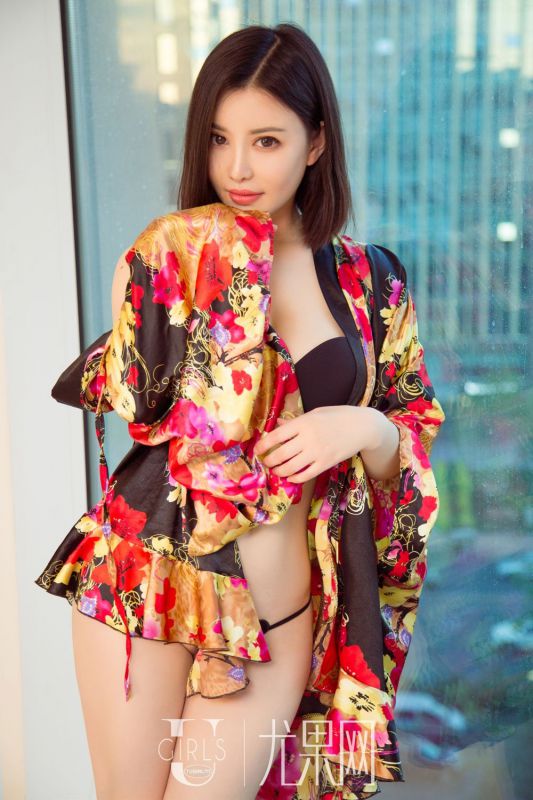 短发美女夏雨桐黑丝吊带写真妩媚迷人