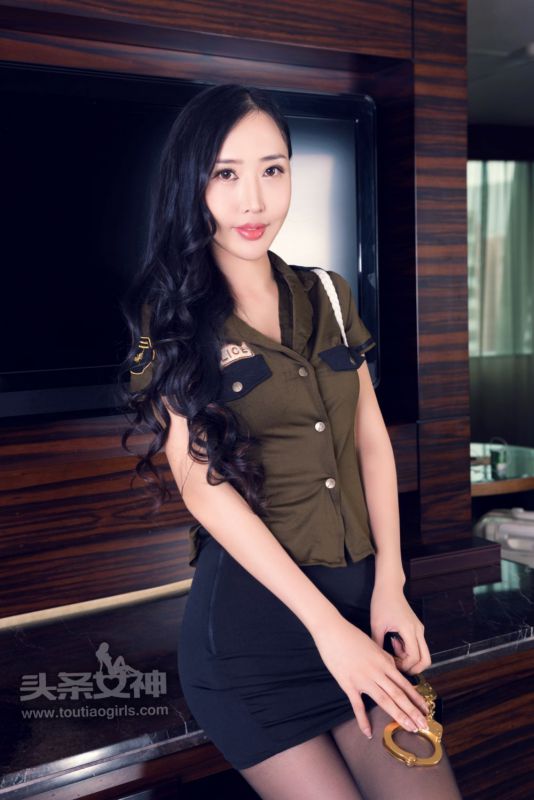 美女模特余心曼制服写真黑丝诱人