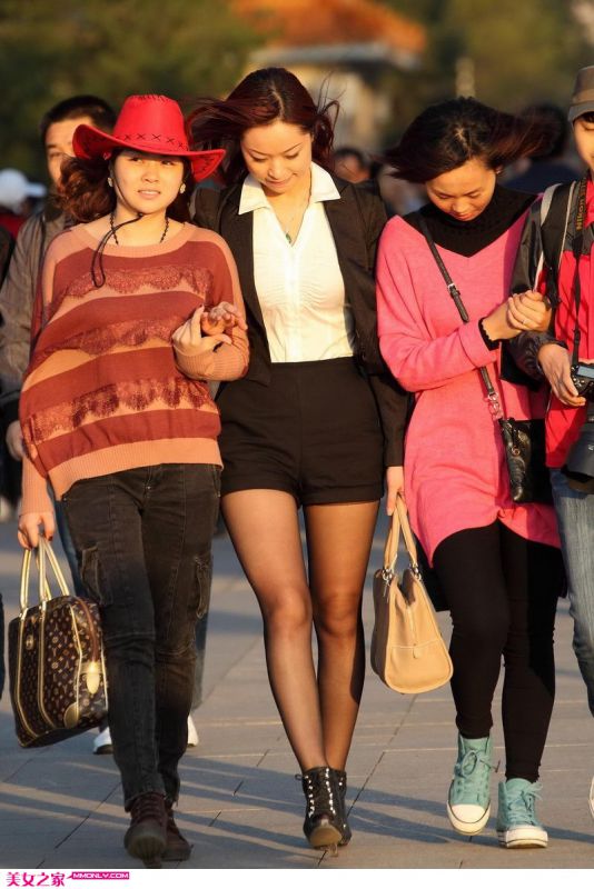 街拍制服黑丝美女高清图集