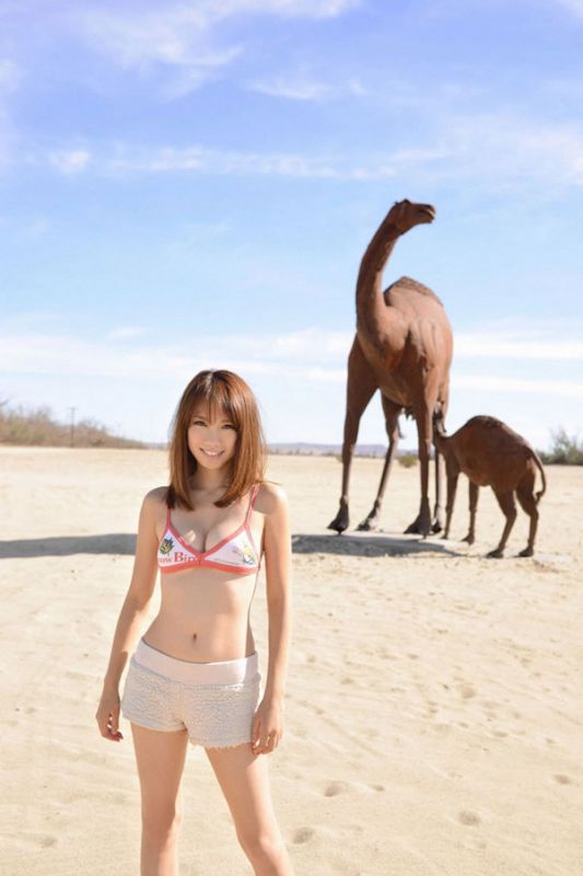 日本女星山本梓户外写真图片