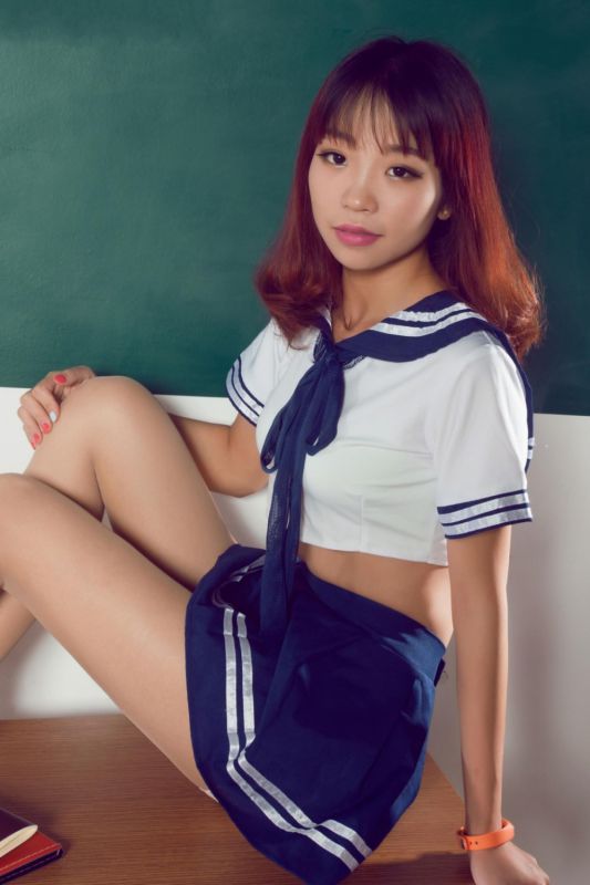 丽柜美女模特学生JK制服教室内肉丝美腿妖娆大胆写真