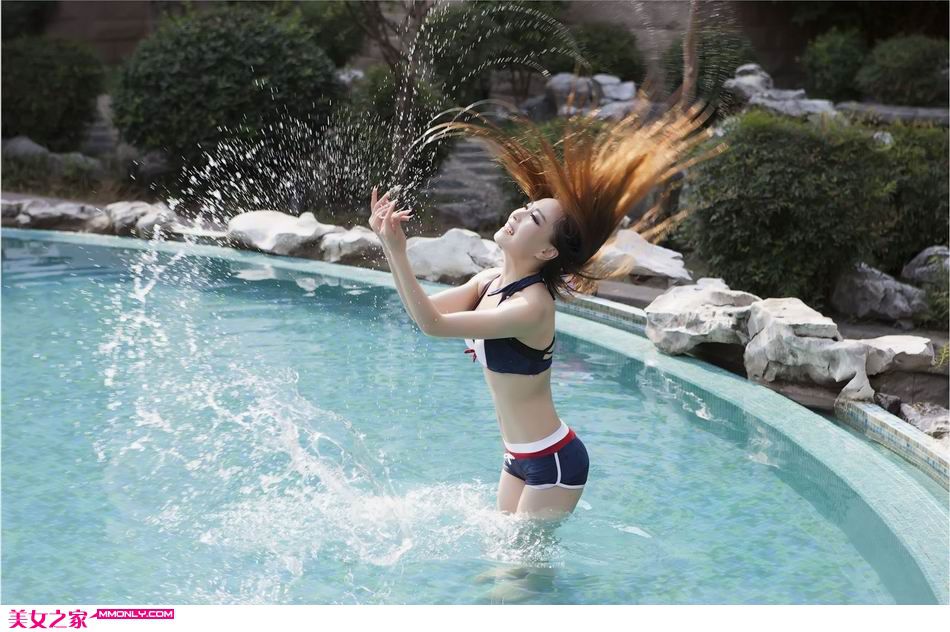 妩媚泳装美女泳池高清写真