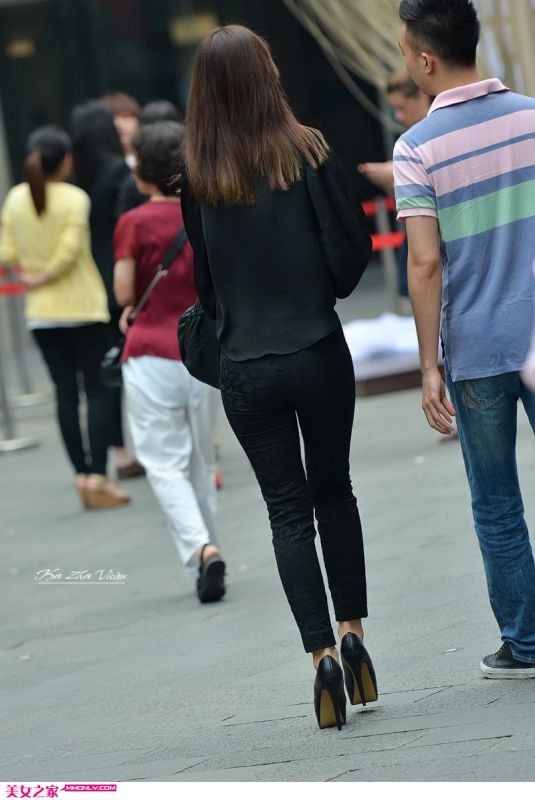 街拍高跟紧身裤美女高清写真