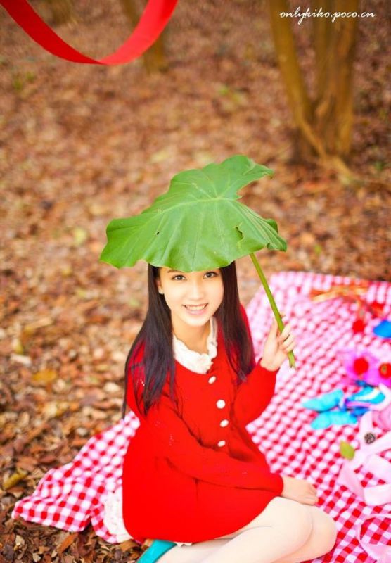 清新红衣萌妹子唯美写真