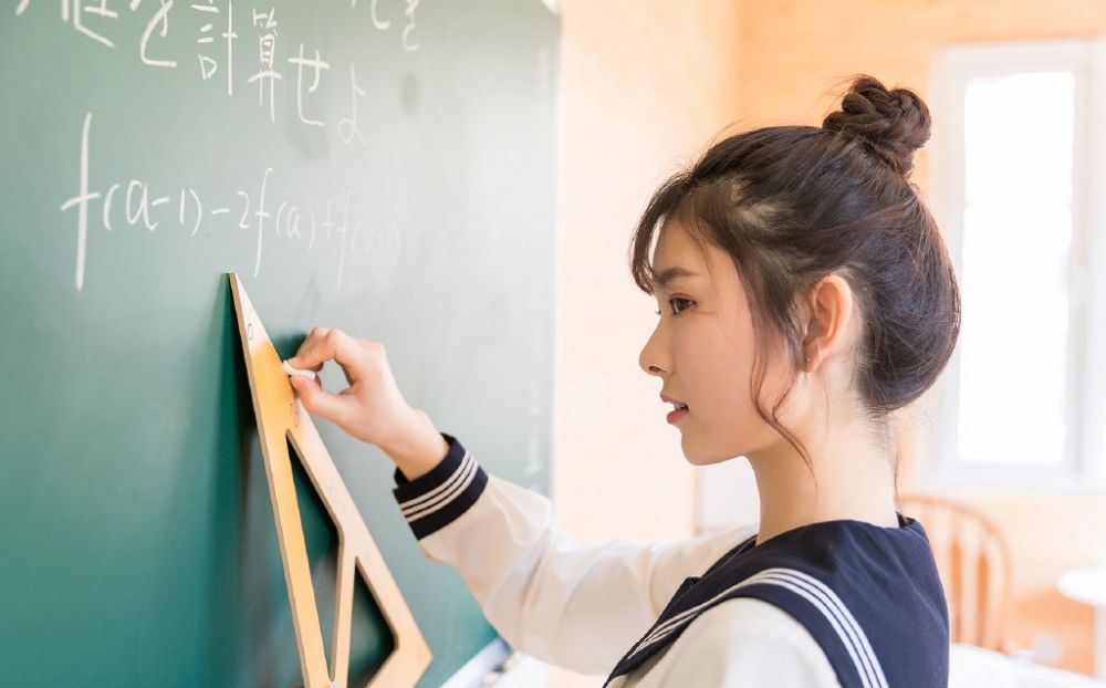 校大美女学生教室黑丝筒袜性感制服靓丽写真