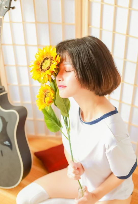 水蜜桃少女运动服白丝绝对领域诱惑写真