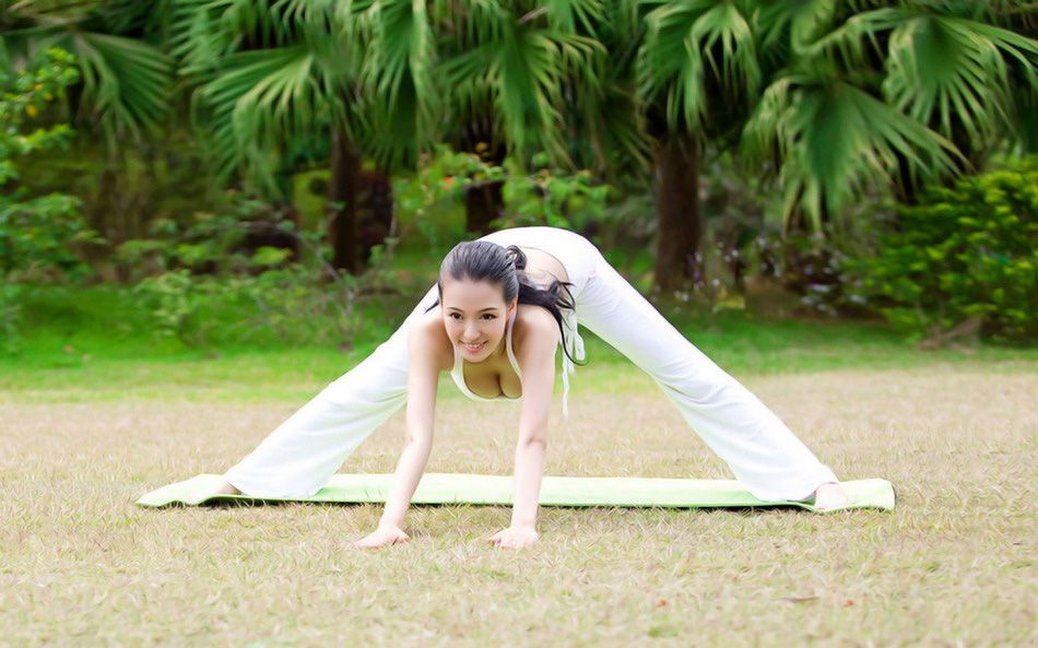 美女母其弥雅展瑜伽身姿美照