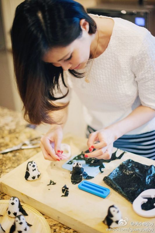 气质美女关悦迷人生活照