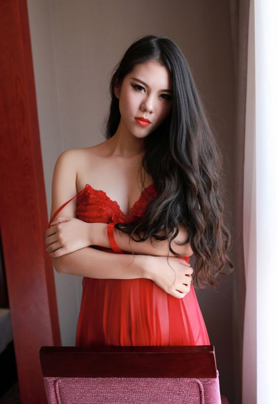 蕾丝睡衣红唇美女私房性感写真