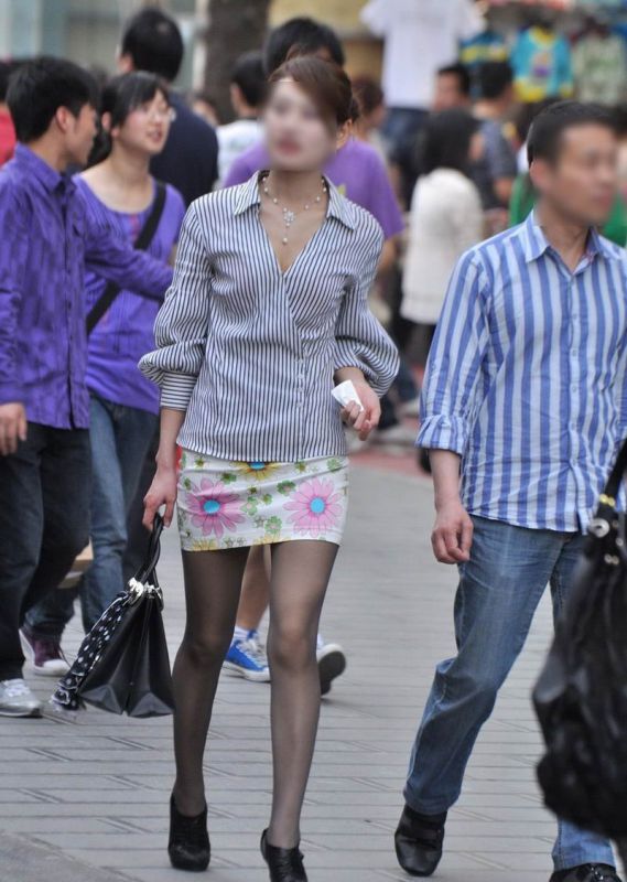 街拍短裙黑丝美女高清写真