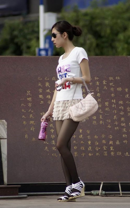 街拍黑丝可爱美女迷人写真