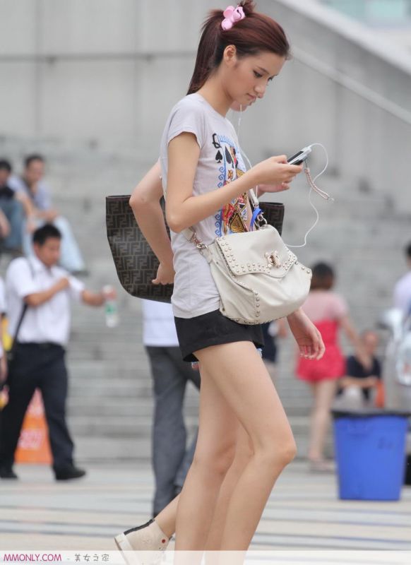 街拍短裙T恤衫美女高清写真