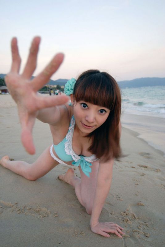 海边卖萌比基尼美眉性感写真