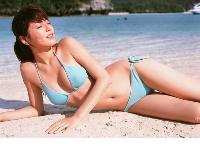 宅男酥胸女神杉本有美沙滩比基尼性感写真