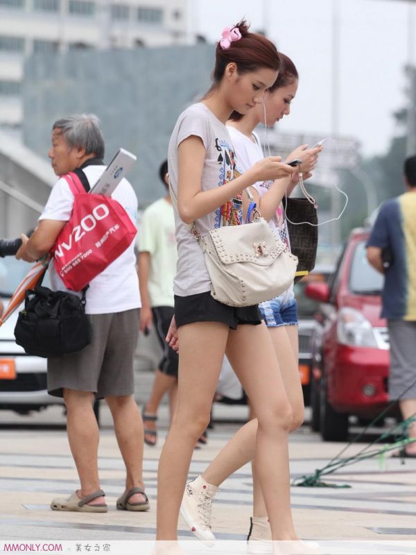 街拍短裙T恤衫美女高清写真