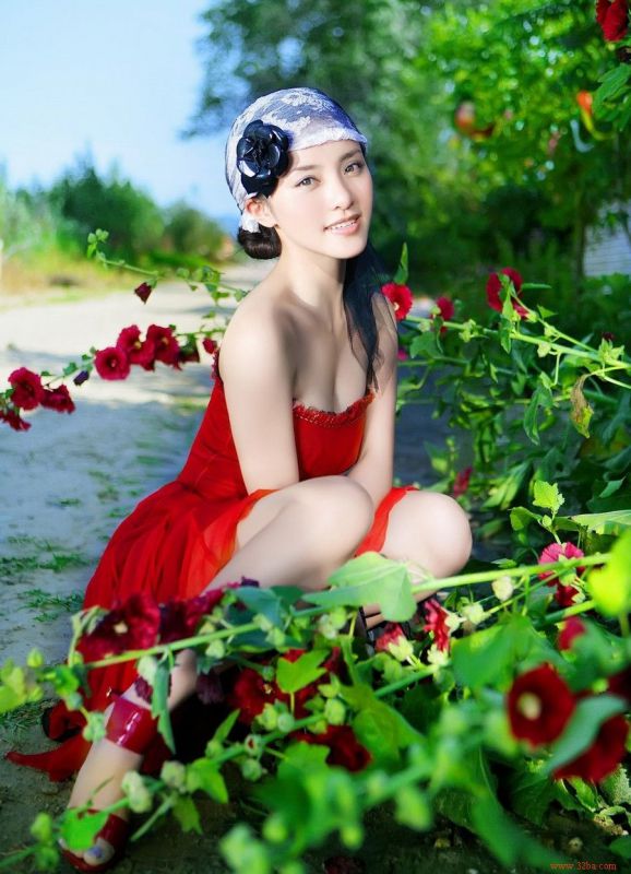 靓丽红裙美女户外迷人写真