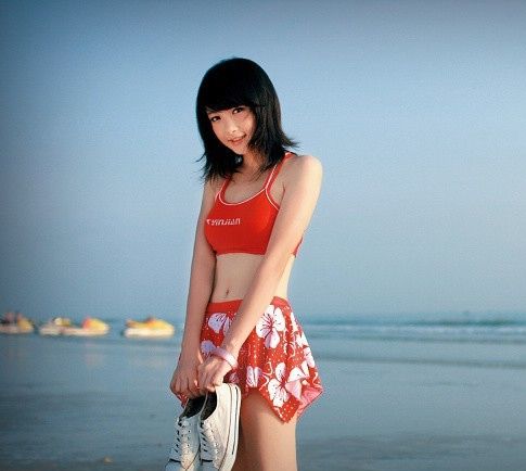 海边可爱泳装美女高清写真