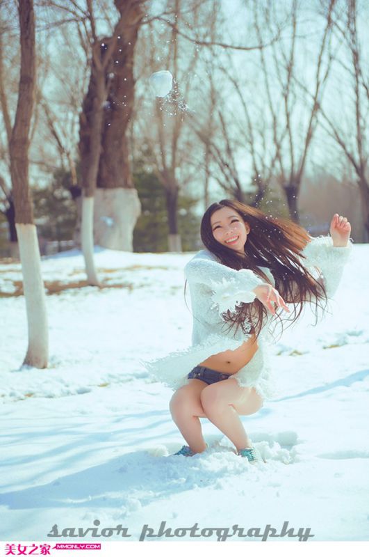 冬日清纯美眉雪地迷人写真