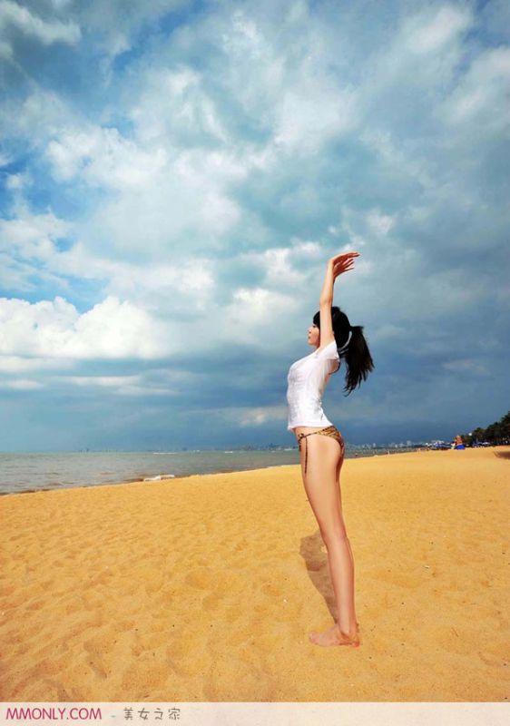 沙滩内衣美女高清诱人写真