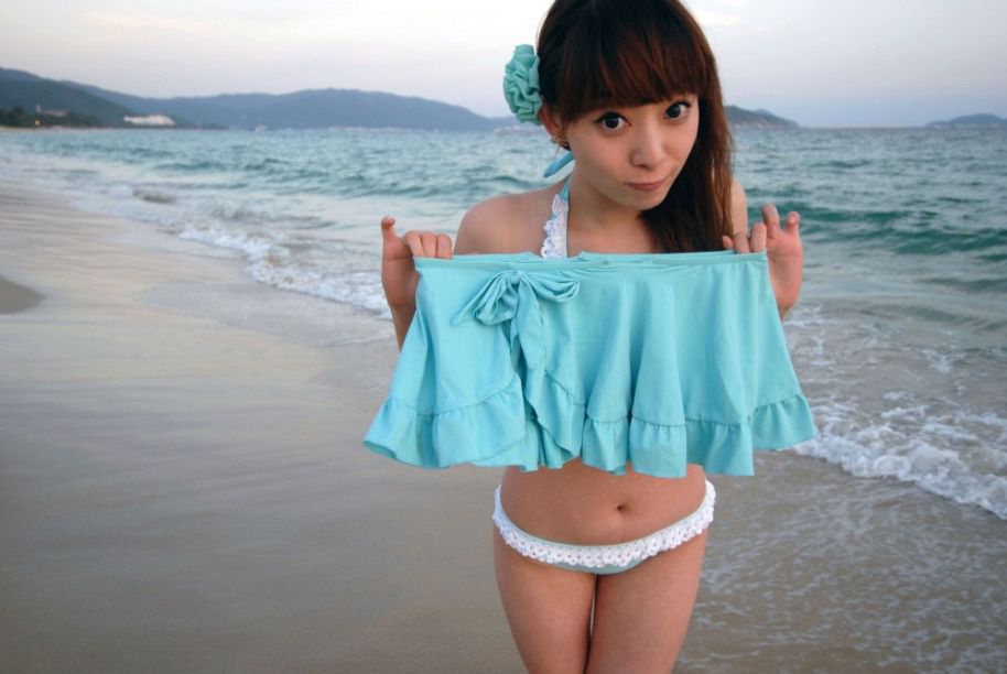 海边卖萌比基尼美眉性感写真