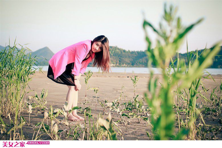 黑色短裙美女田野迷人写真