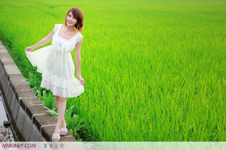 气质短裙美女户外高清写真