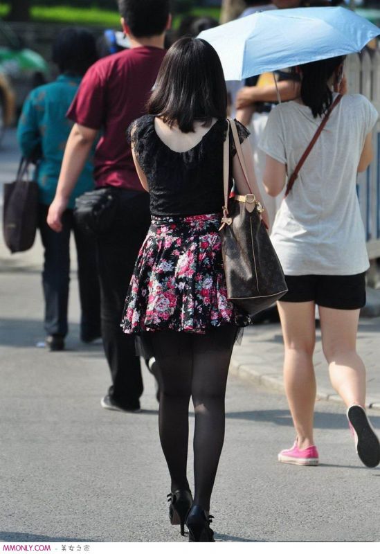 丝袜美女街头迷人写真