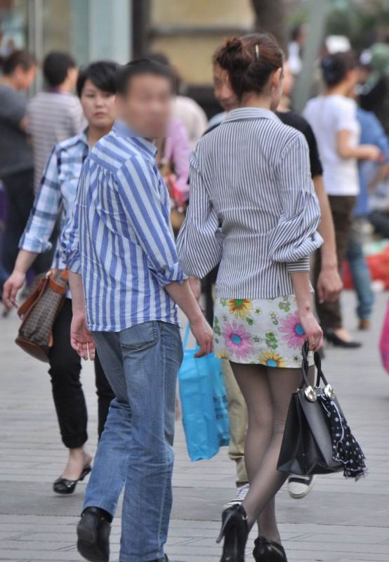 街拍短裙黑丝美女高清写真