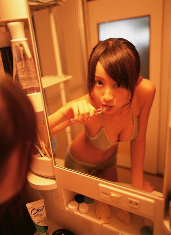 90后性感泳装美女泳池诱人写真