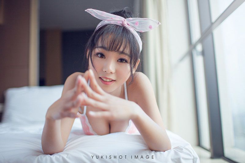 性感美胸甜美美女私房诱人写真