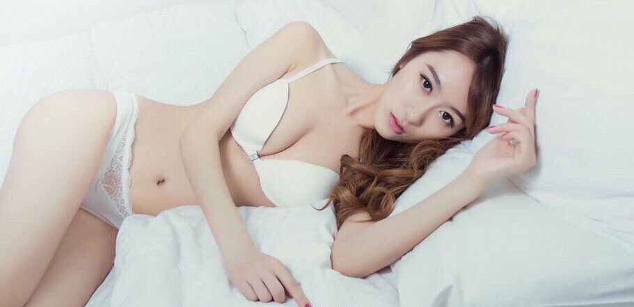 妩媚酥胸美女浴室性感写真