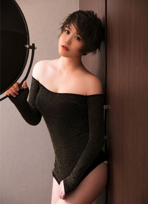 风骚巨乳少妇一字肩丰满酥胸事业线销魂激情写真