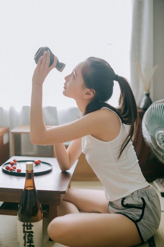 清纯马尾女孩白色吊带樱桃般水嫩可爱唯美艺术写真