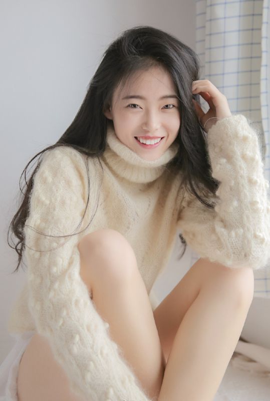 90后长发气质美腿女神嫩白私房诱惑妖娆写真