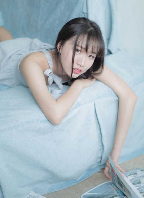 唇红齿白清纯90后少女清晨悠闲独处魅力写真