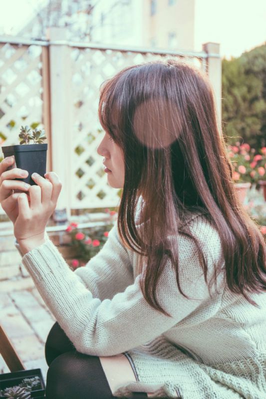 甜美冬日美女室内迷人写真