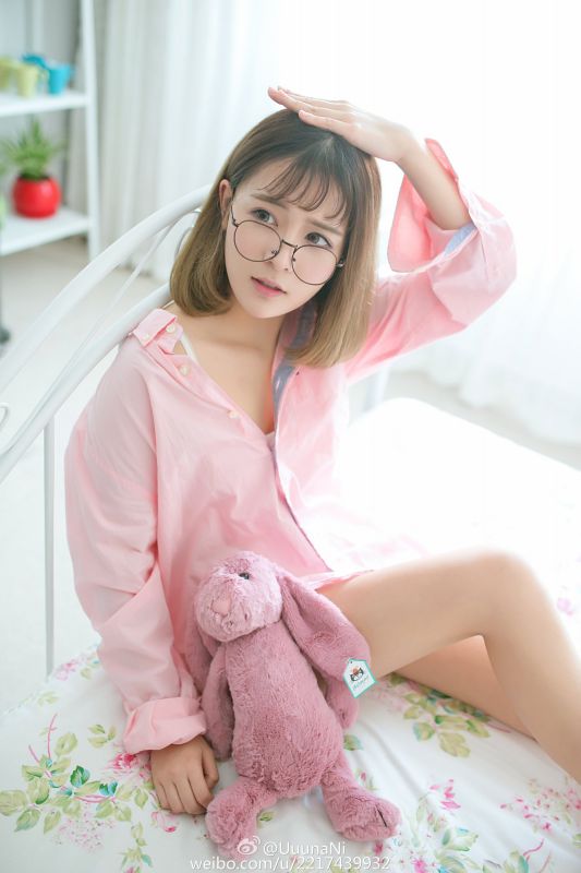 90后清纯美女倪唯一唯美养眼写真