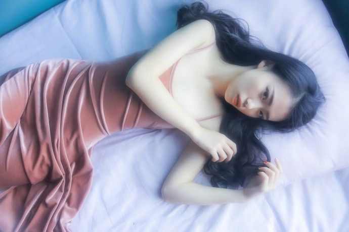 宅男女神清澈大眼性感娇嫩吊带裙清纯甜美摄影写真