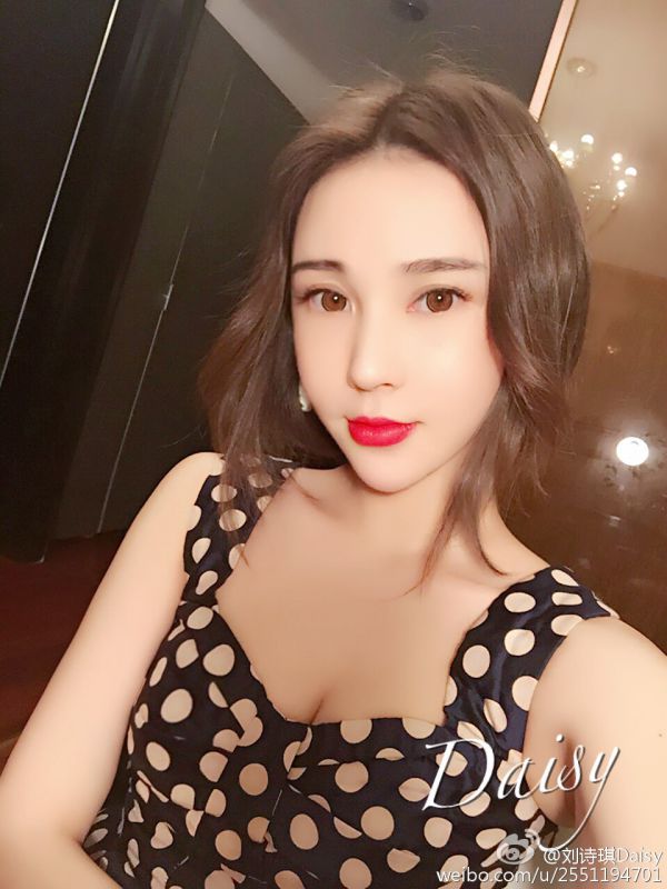 长发美女模特刘诗琪Daisy性感自拍照