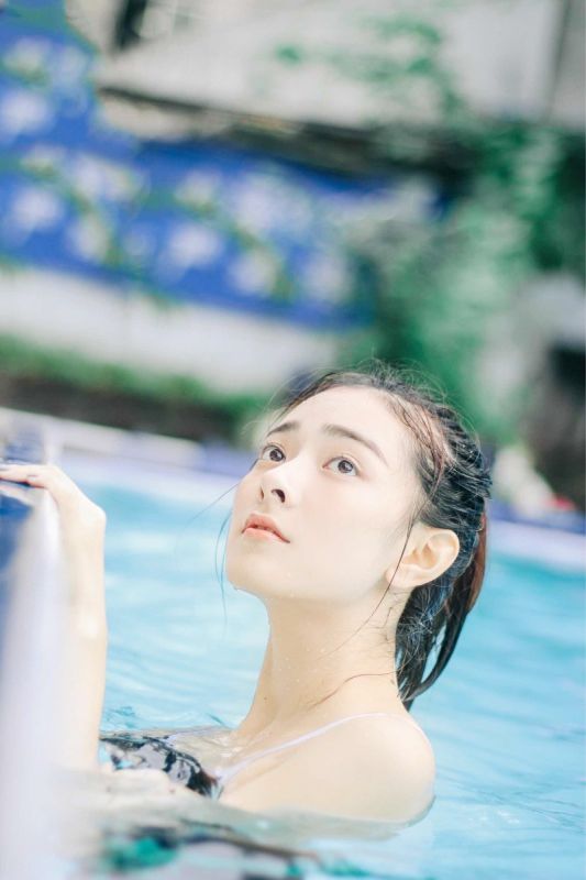 水嫩肤白美少女蓝色死库水泳池湿身娇小玲珑曲线诱人写真