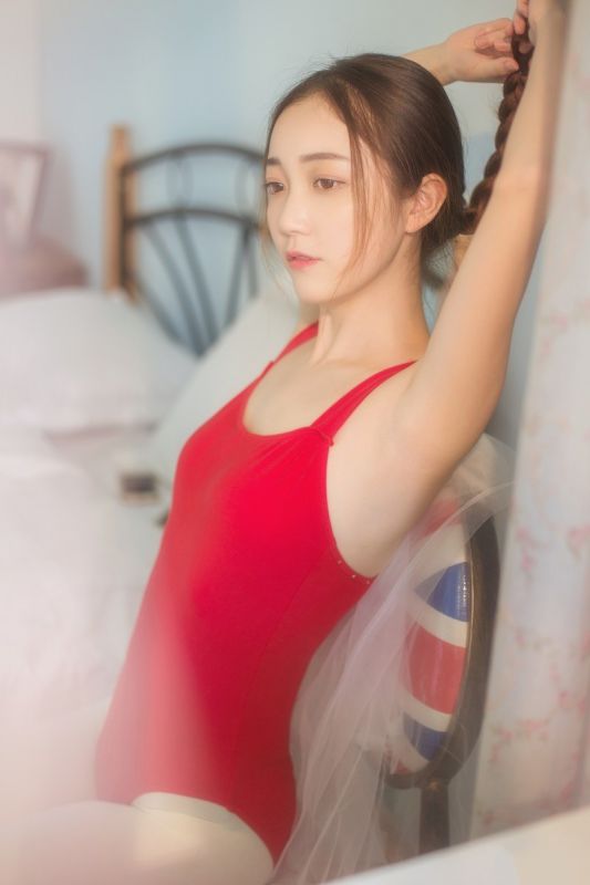 白丝翘臀清纯美女红色死水库人体艺术私房写真