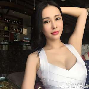 长发美女模特刘诗琪Daisy性感自拍照