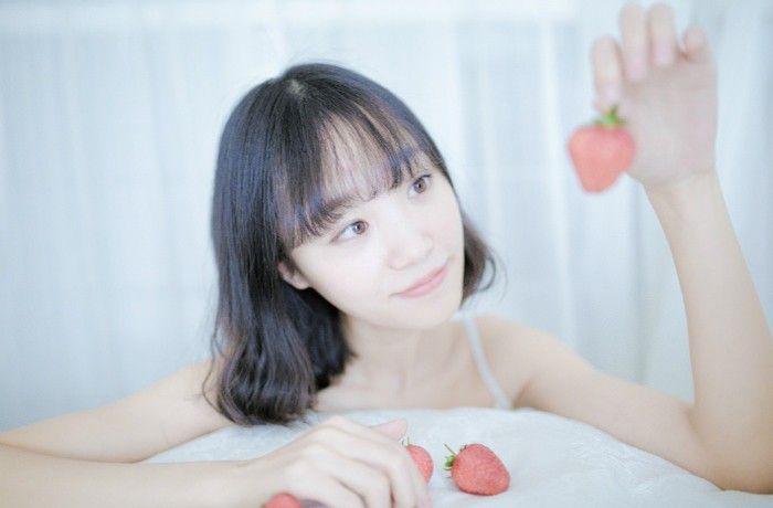 鲜粉草莓少女性感短发白色惹火裙子乳沟诱人写真图片