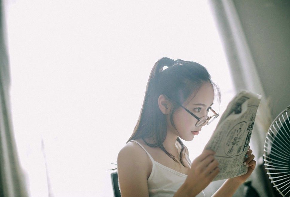 清纯马尾女孩白色吊带樱桃般水嫩可爱唯美艺术写真