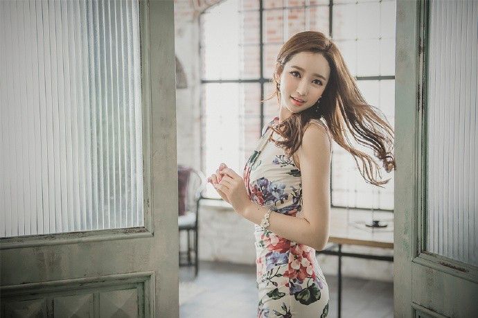 温婉美女李妍静碎花包臀裙火辣身材性感美腿写真