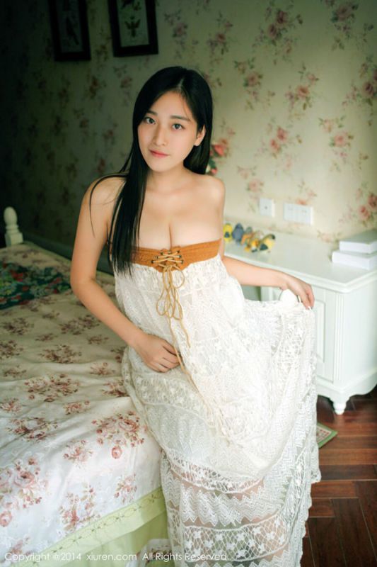 巨乳美女抹胸长裙私房写真集