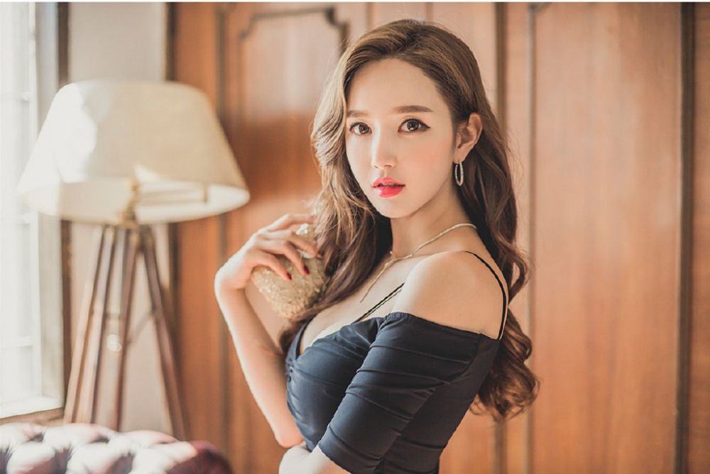 贤淑温雅气质美女李妍静塑性身姿前凸后翘性感爆乳写真